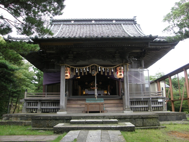 秋葉神社拝殿を正面から見る